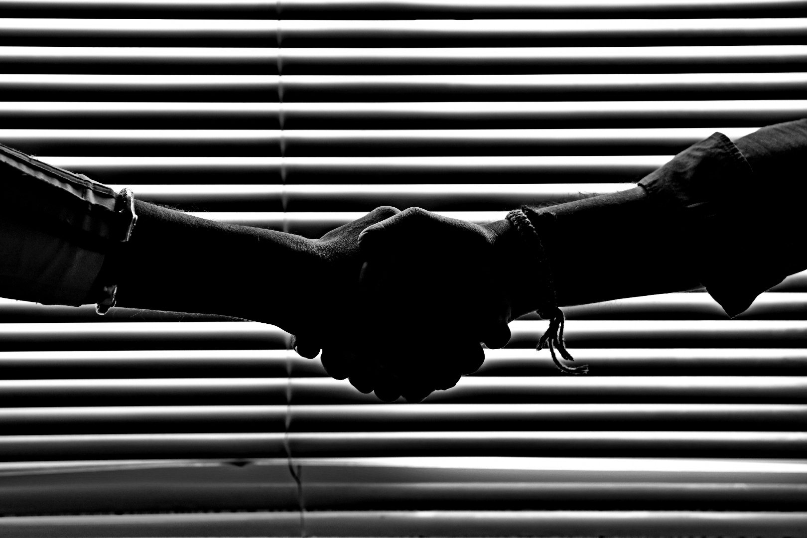 shaking_hands_black_white
